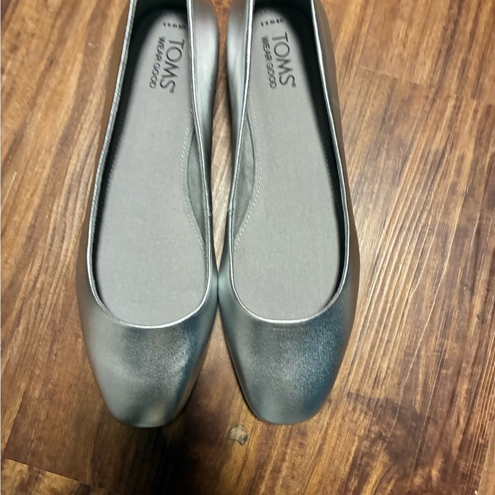 TOMS Women's Metallic Silver Loafers